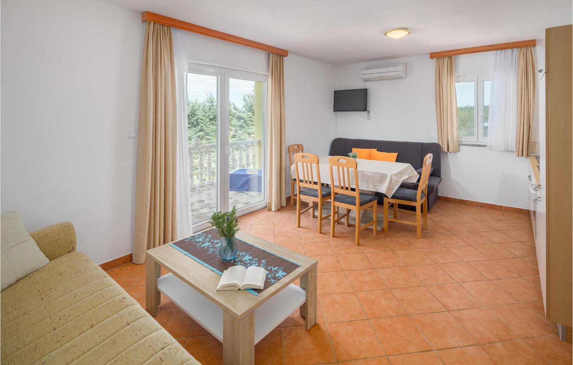 1 Bedroom Beautiful Apartment In โปเรช ภายนอก รูปภาพ