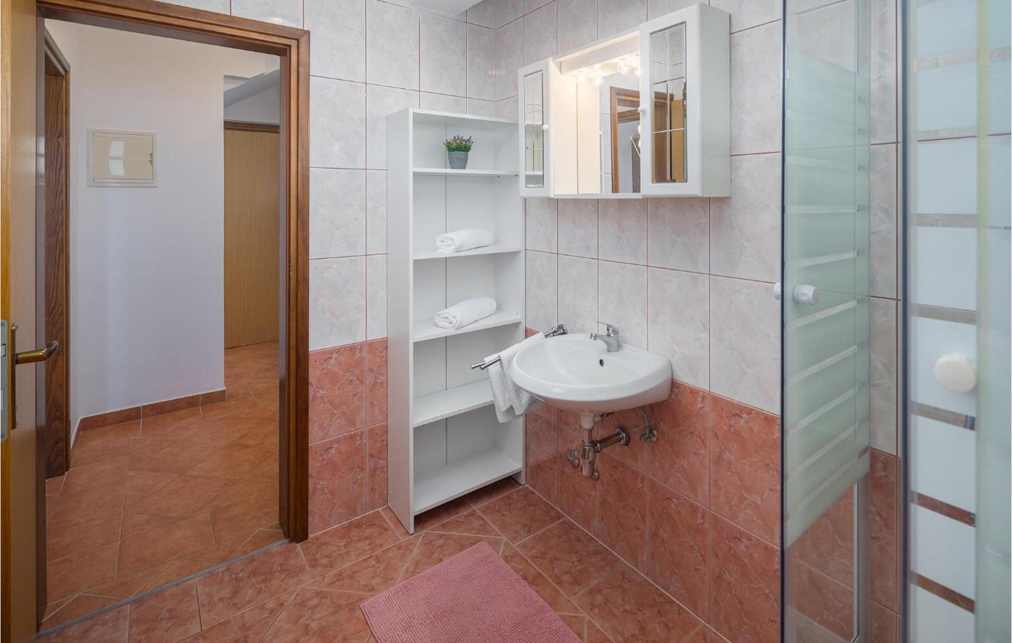 1 Bedroom Beautiful Apartment In โปเรช ภายนอก รูปภาพ